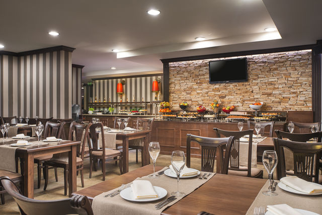 Royal Park Apartments - Food and dining